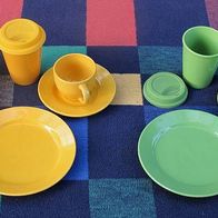 Geschirr:  2 Tassen, Becher, kl. Teller, orange/ hellgrün