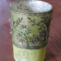 Teelicht-Leuchter aus Glas, hellgrün verziert, bestickt