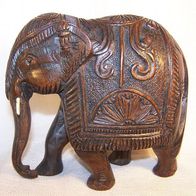 Keramik Elefant Figur mit Sgraffito Dekor * * * *