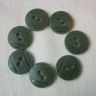 7 moosgrüne Knöpfe; 1,4 cm Durchmesser