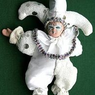 Kleine weiche Puppe Harlekin im weißen Anzug mit Maske