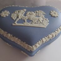 Schmuckdose mit Deckel Herz blaue Jasperware m. Keramikauflage Wedgwood ca. 1955