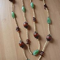 Schöne lange Halskette mit dicken Holzperlen und Jade-Steinen