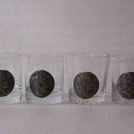 4 Gläser mit griechischen Zinnmedalions