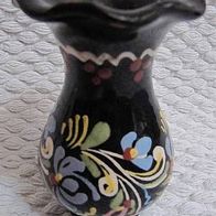 alte Vase Keramik handbemalt schwarz mit Blumen 10cm hoch