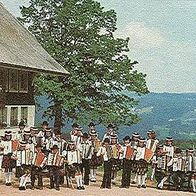79856 Hinterzarten im Schwarzwald Akkordeon - Gruppe vor dem Urbanshof