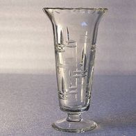 Kleine alte Kristallglas-Fußvase mit geometrieschem Schliff