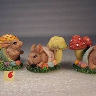 Drei Keramik-Figuren : " Hasen und Pilze " , Set Nr. 6
