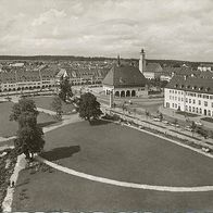 alte AK Freudenstadt 1957, Der untere Marktplatz, Autos Busse Menschen