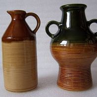 Zwei honig-braune , gestreifte Keramik - Henkel - Vasen