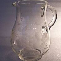 Ältere, große Glas-Kanne mit Reben-Dekor