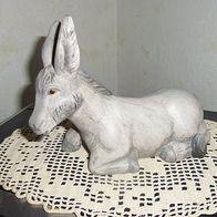 Esel aus Keramik. liegend, ca. 18 cm, gemarkt