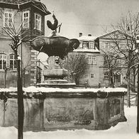 alte AK Ilmenau Thüringen im Schnee 1968, Hennebrunnen mit Goetheschlößchen