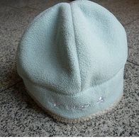 Süße hellblaue Fleece Mütze mit Plüschrand