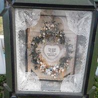 Hinterglas-Brautkranz von 1907, dekorativ und sehr gut erhalten