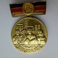 30 Jahre DDR Medaille Nadelsystem in Ordnung