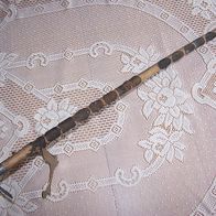 Alter Wanderstock mit 15 sehr alten Schildern / Stocknägel - 82,5 cm