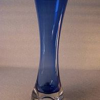Blaue Glasvase mit modeliertem, dickem Boden