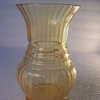 Alte, gelbe Preßglas-Vase