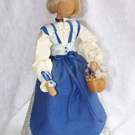 Alte Rupfen-Puppe mit Korb