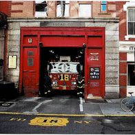 Feuerwehrfahrzeug FDNY mit Feuerwache - Schmuckblatt 95.1