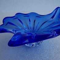 Blaue Murano Glas Schale in einer Efeublattform