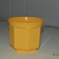 gelber Übertopf aus Kunststoff - oberer Durchmesser ca. 13 cm