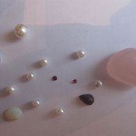 14 Stück verschiedene Edelsteine und Perlen, die in Schmuck gefasst waren