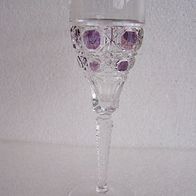 Kristallglas mit lila gefärbten achteckigen Faceten