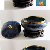 Cloisonné runde blaue Dose mit Deckel auf einem Holzpodest