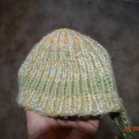 winzige Strickmütze für Neugeborene oder Puppen