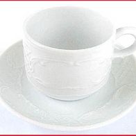 Kaffeetasse (11) - mit Unterteller aus hellem Porzellan