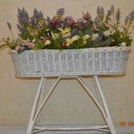 süßer weißer Blumenkorb im Shaby-Chic