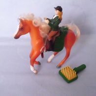 Pferd braun mit Reiterin mit abnehmbaren Sattel und Satteldecke + Bürste
