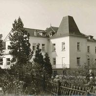 alte AK Kierspe Sauerland um 1965, Haus Isenburg, Menschen im Garten