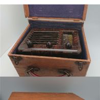 Bakelit-Radio im Original-Koffer mit Ledergriff
