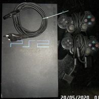 Playstation 2 mit zwei Controllern
