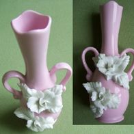 Vintage Kitsch kleine Henkelvase Rosa m. 2 weißen Porzellanblüten H=13cm Vase Mini
