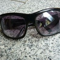 Modische Sonnenbrille in schwarz