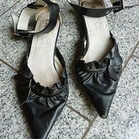 Flache schwarze spitze Schuhe mit Fesselriemchen von Kayla Gr. 37