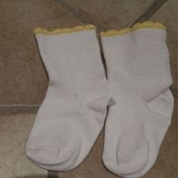 weiße Strümpfe/ Socken mit gelbem Rand