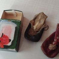 antike Kinder-Schuhe in Seifenschachtel
