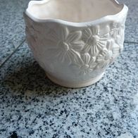 weißer Keramik Übertopf mit Blüten