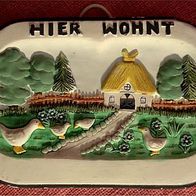 Türschild / Eingangsschild : "HIER WOHNT" mit Häuschen , Gänsen - aus Keramik