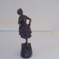Bronzefigur - Dame auf Mamorsockel