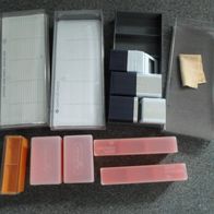 3 Dia-Aufbewahrungsboxen, plus 5 kleine Behälter und einige Dia-Rahmen (T#)