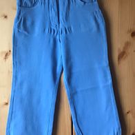 hellblaue 3/4 Hose Gr. 116 (2322)