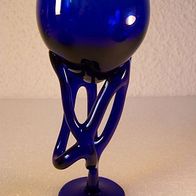 Blaues Design-Glas mit fantasievollem Fuß