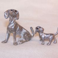 2 Vollplastische Zinn-Hund-Figuren