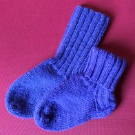 selbstgestrickte lilafarbene Socken für`s Baby (6 - 9 Monate)